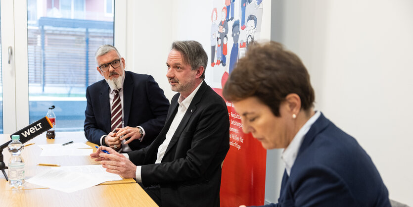 Mark Seibert (M), neuer Präsident des Landesamtes für Flüchtlingsangelegenheiten (LAF), spricht auf einer Pressekonferenz. Bei dem Pressegespräch zum Jahresauftakt mit dem neuen Präsidenten des Landesamtes für Flüchtlingsangelegenheiten wurde die Statistik für das vergangene Jahr vorgelegt.