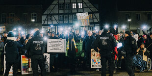 Demonstrierende leuchten mit den Handys beim Protest gegen die AfD in Burg