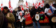 Protest gegen das neue Einwanderungsgesetzt in Frankreich - Menschen mit Trommeln und Pfeifen und Flaggen der CSP