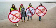 Umweltschützer und Insulaner demonstrieren am Weststrand mit Bannern und Plakaten gegen die geplante Erdgasförderung