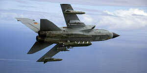 Kampfjet Tornado in der Luft, bestückt mit dem Lenkflugkörper Taurus