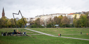 Menschen gehen durch den Görlitzer Park