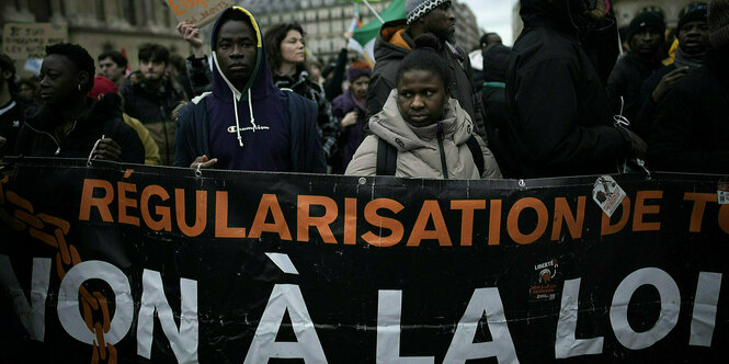 Demo-Teilnehmer*innen mit Transpi