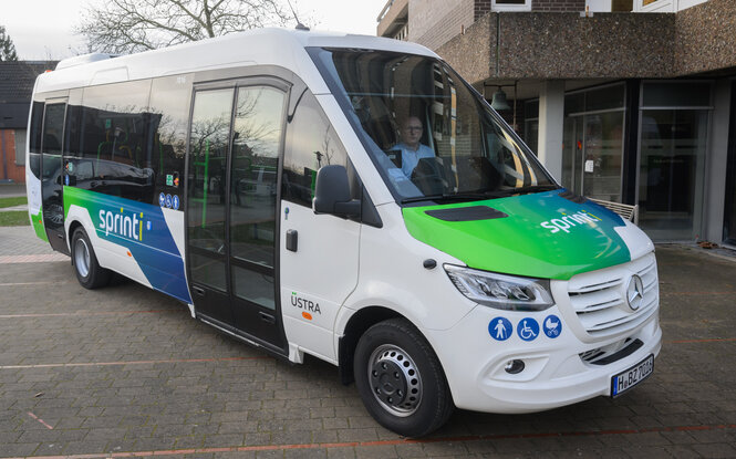 Ein Kleinbus steht bei einem Pressetermin vor dem Rathaus in Sehnde in der Region Hannover