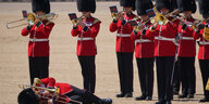Ein Posaunist der Militärkapelle fällt während der Generalprobe für die Geburtstagsparade Trooping the Colour für König Charles III. am 17. Juni, auf der „Horse Guards Parade“ in Ohnmacht