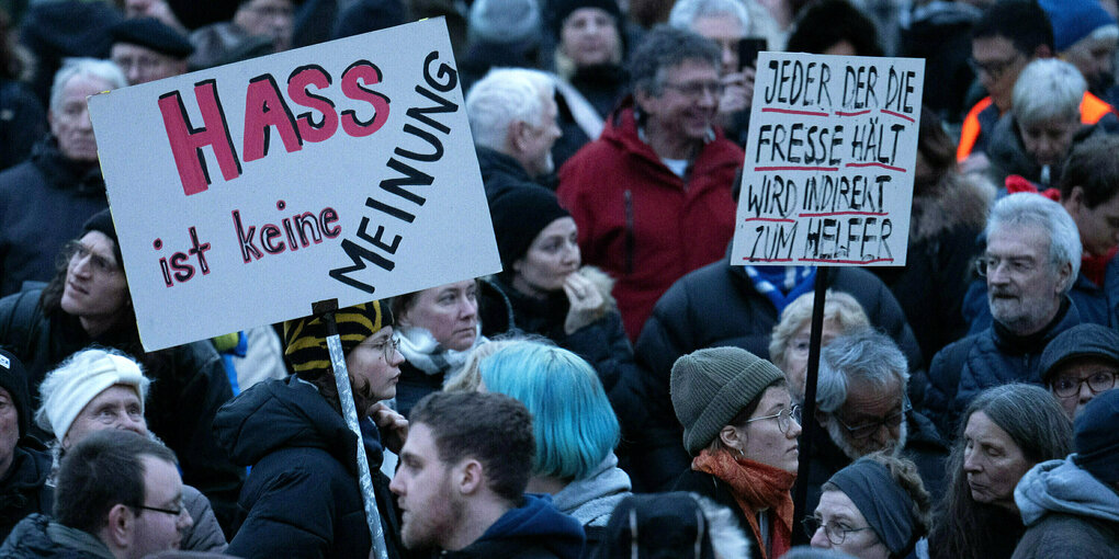 Mehrere Menschen nehmen an einer Demonstration gegen Rechtsextremismus und die AfD teil. Dabei steht auf einem Plakat «Hass ist keine Meinung»