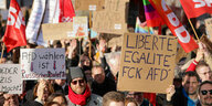 Demo mit Plakaten, unter anderem mit der Aufschrift "Liberte, EgalitE, FCK AFD"