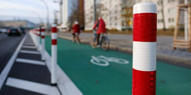 Fahrradstreifen mit Pollern