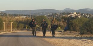 Dre Soldaten laufen auf einer straße