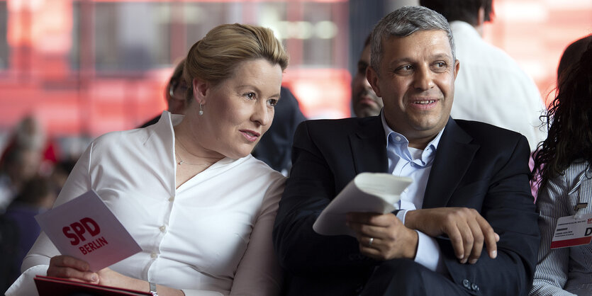 Franziska Giffey und Raed Saleh (beide SPD) sitzen nebeneinander.