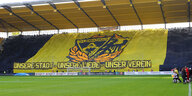 Gelb-schwarze Choreo auf der Tribüne im Stadion von Alemannia Aachen