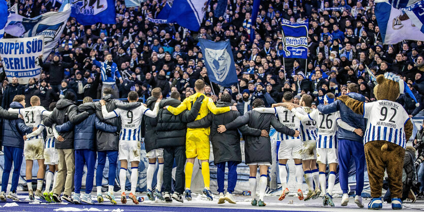 Hertha-Spieler feiern vor der Kurve im Olympiastadion