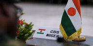 Die Flagge Nigers auf einem Tisch.