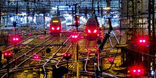 Rote Signale in einem Bahnhof