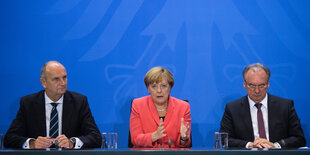Brandenburgs Ministerpräsident Dietmar Woidke, Kanzlerin Angela Merkel und Sachsens Landeschef Reiner Haseloff