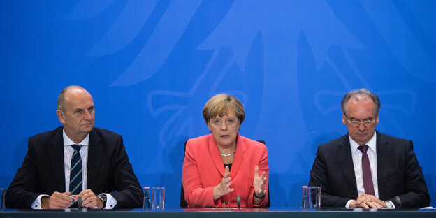 Brandenburgs Ministerpräsident Dietmar Woidke, Kanzlerin Angela Merkel und Sachsens Landeschef Reiner Haseloff