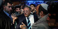 Israels Sicherheitsminister Itamar ben-Gvir steht in einer menschenmenge