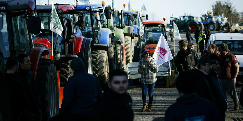 Trecker und Protestierende auf einer Straße