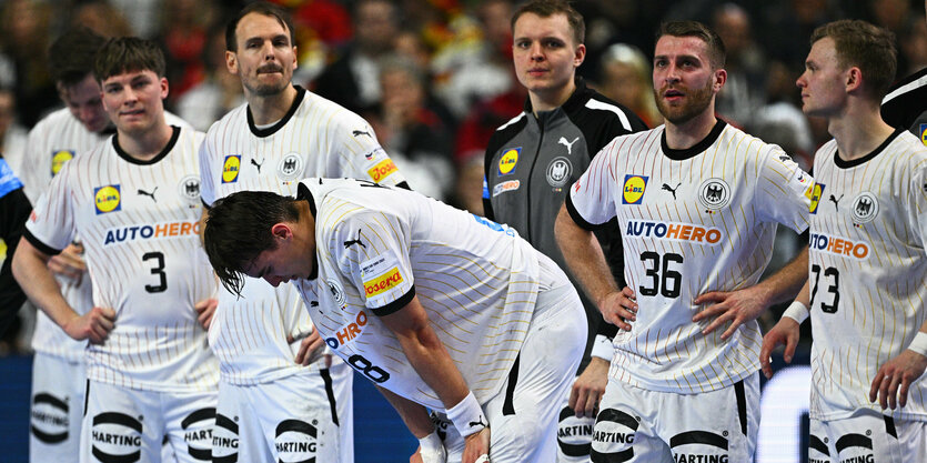 einige Spieler der deutschen Nationalmannschaft stehen in der Halle und schwitzen