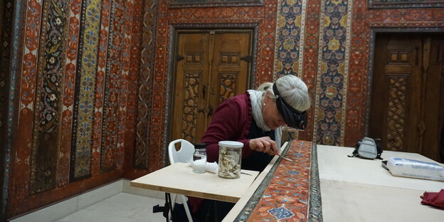 Eine Frau reinigt mit einem Wattestäbchen eine Reihe von uralten Fliesen: Vor vier Jahren begann Restauratorin Scharrahs damit, diesen 400 Jahre alten Empfangsraum aus Aleppo wiederherzustellen