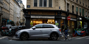 Ein SUV an eine Straßenecke.