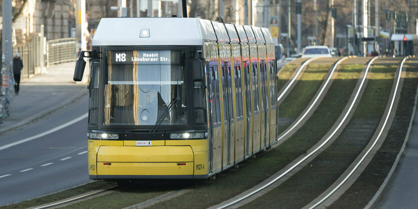 Die Straßenbahn fährt einen kleinen Hügel hinab