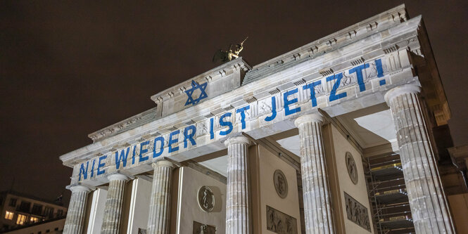 Brandenburger Tor bei einer Gedenkveranstaltung.