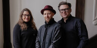 Drei Menschen stehen fürs Foto nebeneinander: Martin Schwegmann als alter Atelierbeauftragter, Julia Brodauf und Lennart Siebert als neue Atelierbeauftragte.