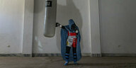 Eine Boxerin mit Burka.