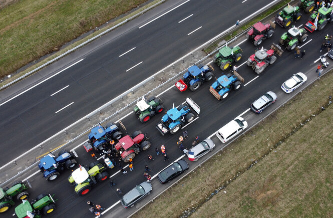 Trecker auf der Autobahn von oben