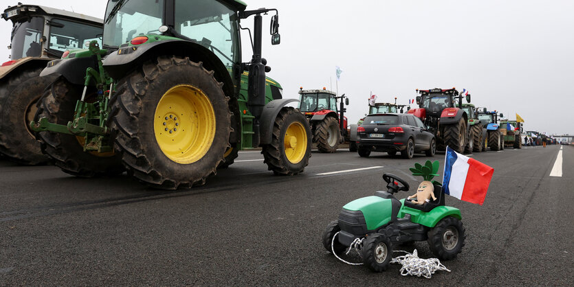 Trecker auf Autobahn