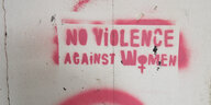 Graffiti in roter Farbe an der Wand: No violence against women