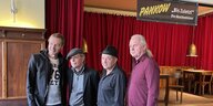 Die Band Pankow - vier Männern in einer Reihe - stehen für ein Foto nach der Pressekonferenz zur endgültigen Abschiedstournee.