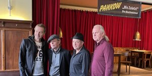 Die Band Pankow - vier Männern in einer Reihe - stehen für ein Foto nach der Pressekonferenz zur endgültigen Abschiedstournee.