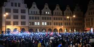 Demonstration mit vielen Menschen.