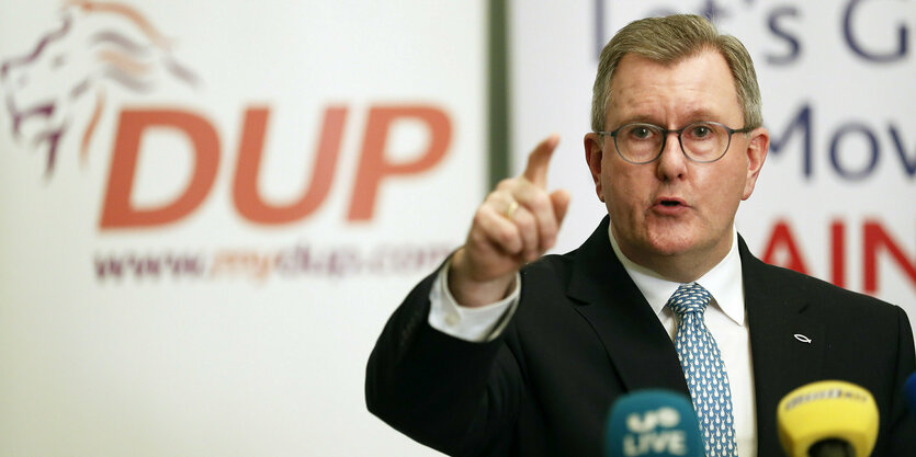 DUP-Vorsitzender Jeffrey Donaldson bei einer Pressekonferenz .