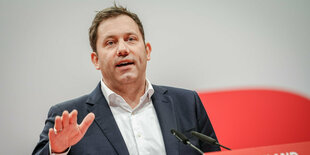 Lars Klingbeil, SPD-Bundesvorsitzender, spricht beim ordentlichen Bundesparteitag der SPD auf dem Berliner Messegelände