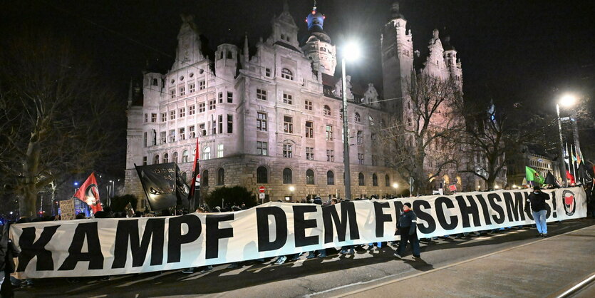 Demonstration mit riesigem Banner.