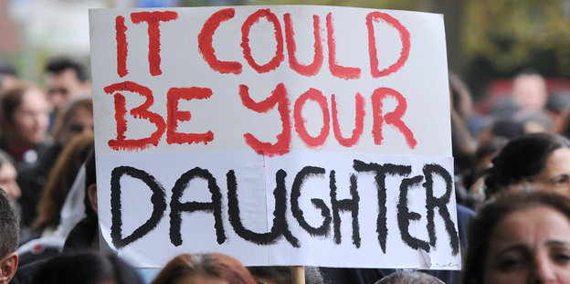 Plakat auf Demo: It could be your daughter