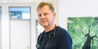 Kinderarzt Marco Heuerding steht in seiner Praxis.