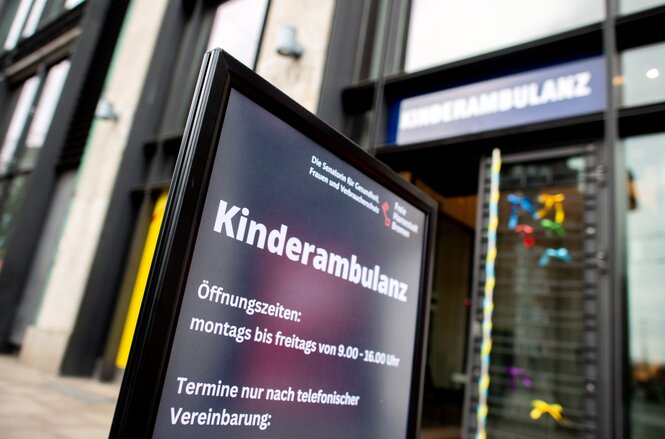 Ein Schild mit der Aufschrift Kinderambulanz