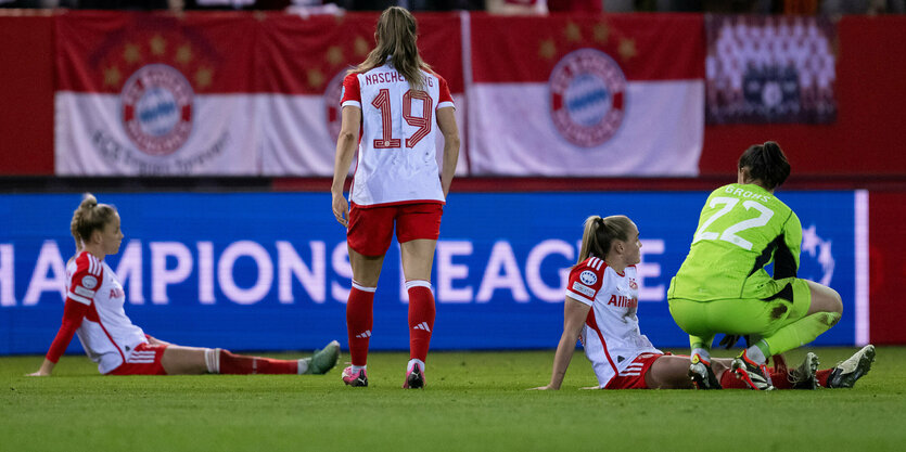 Vier frustrierte Fußballerinnen nach dem Spiel