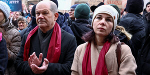 Bundeskanzler Scholz und Außenministerin Baerbock klatschen auf einer Demo gegen rechts in Potsdam
