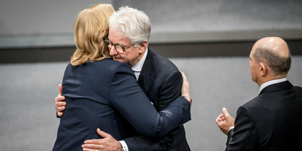 Marcel Reif umarmt Bundestagspräsidentin Bärbel Bas.