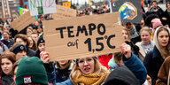 Demonstratiionszug mit Schild "Tempo auf 1,5 Grad"