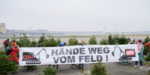 Das Bild zeigt eine Protestaktion gegen die Bebauung des Tempelhofer Feldes