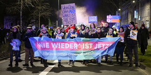 Menschen mit einem banner bei einer Demonstration.