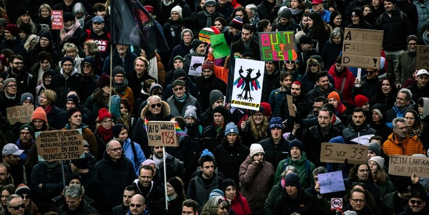 Eine große Zahl von Menschen demonstriert