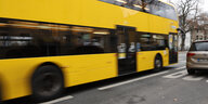 Blick auf einen vorbeifahrenden Doppeldecker Bus der BVG