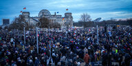 Tausende Menschen demonstrieren für Demokratie vor dem Reichstagsgebäude